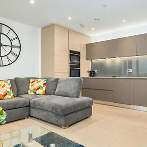 2 Bedroom Luxury With Balcony London